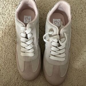 NWOT DV by Dolce Vita Women's Beige Sneakers